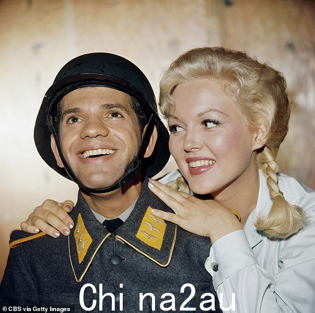 Clary 在 1967 年的一集中与 Cynthia Lynn 合影