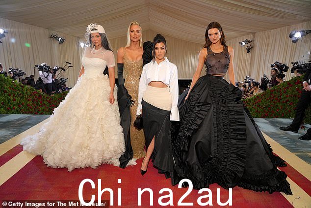 这么多:Kylie 在忏悔中承认,'我认为 Khloe 在过去几年里经历了这么多,任何人的信心都会受到影响,所以我理解 Khloe 的焦虑以及媒体有时是多么刻薄'