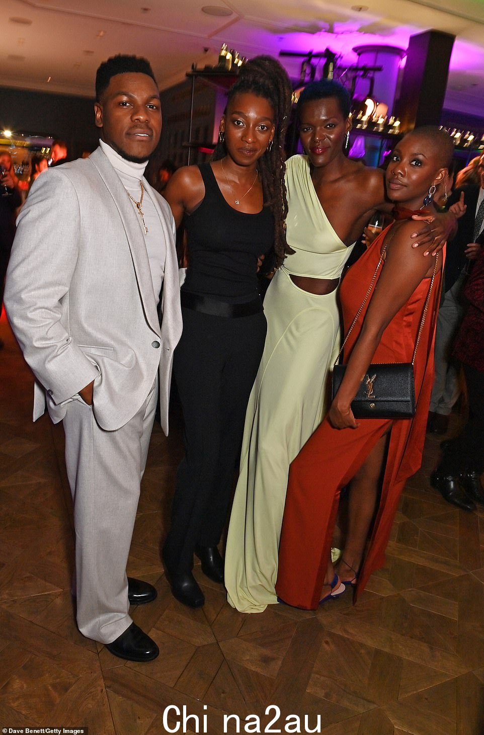 聪明:John Boyega 选择了一套灰白色西装和配套的套头衫(与 Little Simz、Sheila Atim 和 Yomi Adegoke 合照)