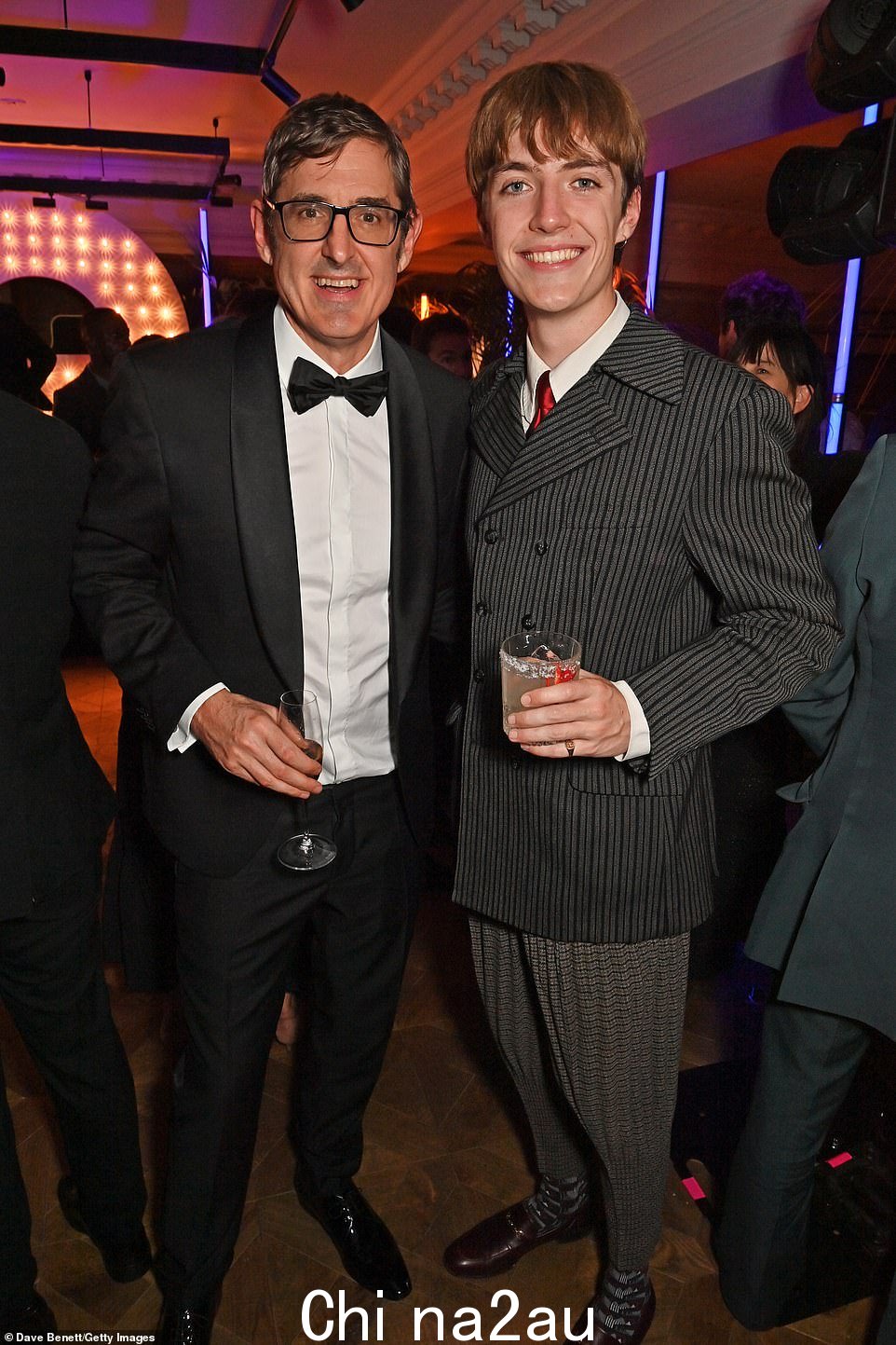 Dapper:Louis Theroux 在 bash 上穿着黑色晚礼服,与社交媒体名人 Francis Bourgeois 合影留念