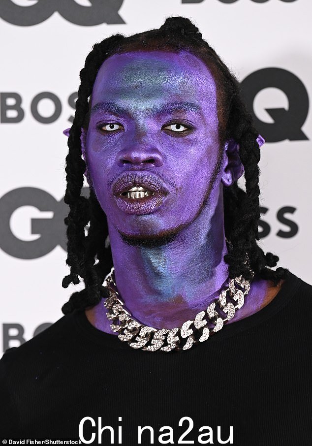 好吧,距离阿凡达续集只有几周的时间了!说唱歌手 Lancey Foux 于周三晚上在海德公园文华东方酒店举行的 GQ 颁奖典礼上涂上了紫色面漆