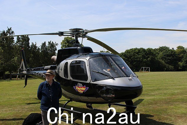 Caudwell's copter:这位英国企业家向这位艾美奖得主介绍了他的生活方式,这让人不禁联想到他最著名的角色