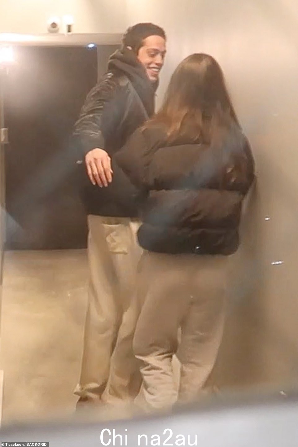 喜气洋洋:Pete 看着月亮,当他转身面对 Emily 时,他笑得合不拢嘴,而当他们拥抱时,她露出了自己的笑容