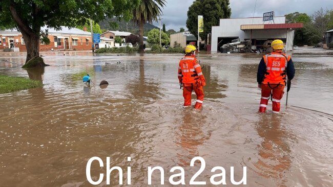新南威尔士州警方在周一早上在 Eugowra 的洪水中发现一具据信 20 多岁的男子尸体后呼吁公众提供援助。图片：已提供。