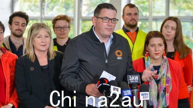 维多利亚州州长 Daniel Andrews 在国家电力委员会 (SEC) 公开为穿着夹克辩护) 标志。图片：NCA NewsWire / Ian Wilson