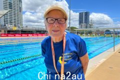 95岁游泳健将争夺金牌（合影）