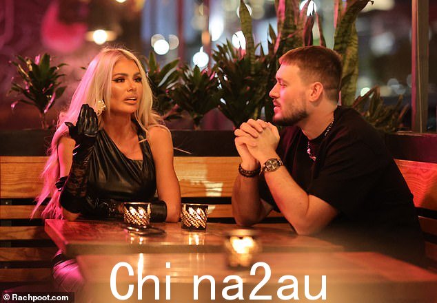 兄弟之夜:Chloe 的兄弟 Charlie,30 岁,穿着全黑套装,搭配普通 T 恤和慢跑裤