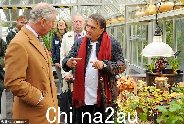 查尔斯王子在国家遗产花园,Raymond Blanc 带领他参观了 Belmond Le Manoir aux Quat'Saisons