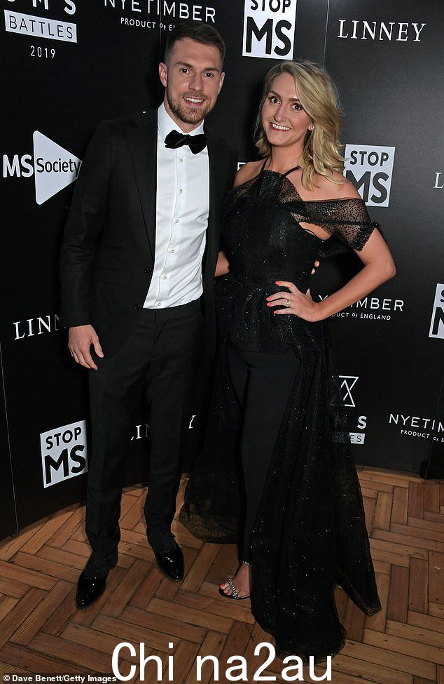Aaron Ramsey 和他的妻子 Colleen 共有三个儿子,七岁的 Sonny 和双胞胎 Toma s 和 Teddy,三个