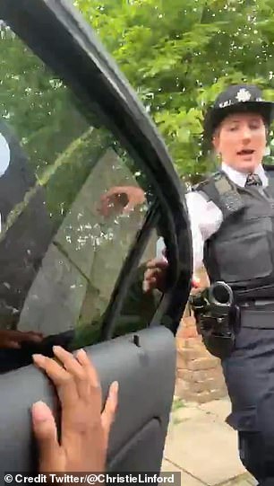 图为:Bianca Williams 被大都会博物馆拦下lice