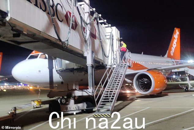 今天下午,一名 50 多岁的男子在从塞浦路斯飞往伦敦的 EasyJet 航班上死亡。乘客在降落在盖特威克机场时被拘留,而医护人员登机并宣布该男子死亡