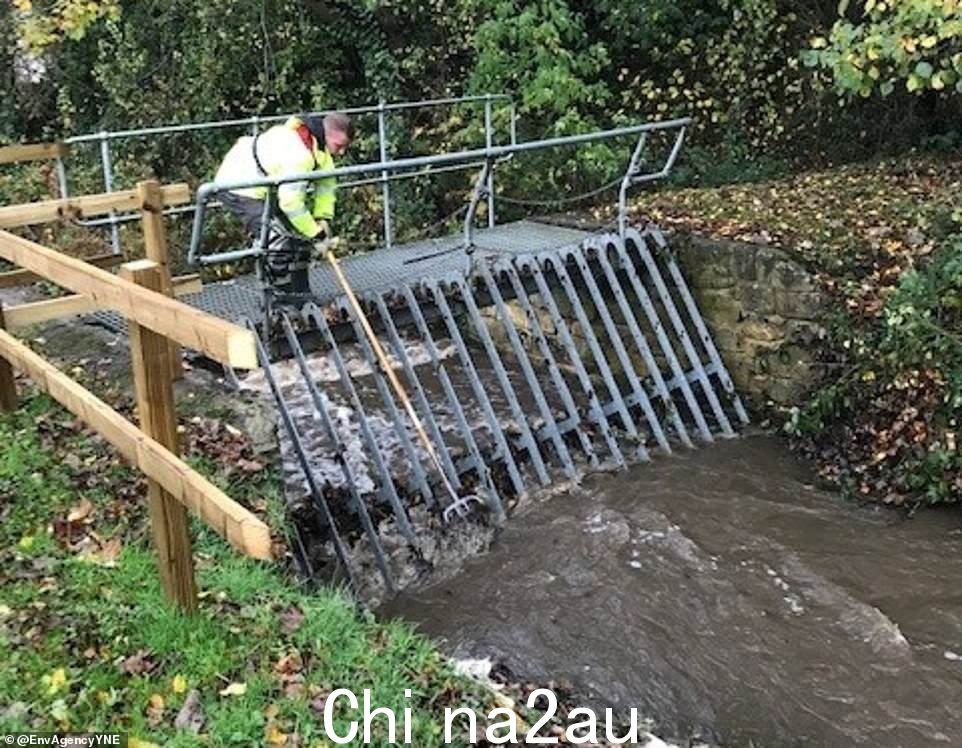 一位环境署发言人说:'我们的团队已经在#NorthEast 和#Yorkshire 清理屏障并运行防御工事以保持河流畅通,他们将持续到晚上'