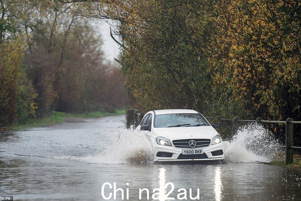 今天,一名驾车者在莱斯特郡蒙索雷尔的一条被洪水淹没的道路上行驶。在两天内下了一个月的雨后,驾车者被警告不要上路。今天在莱斯特郡蒙索雷尔的一条被洪水淹没的道路上行驶。两天内下了一个月的雨量后,司机们被警告不要上路</p> <h3 class=