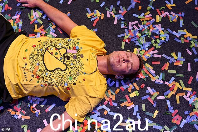 这位 49 岁的 Radio 2 主持人在明天的慈善电视节目之前在跑步机上不停地跑步和行走 24 小时,受到了众多明星的拜访