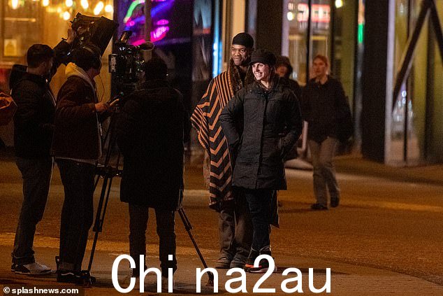 兴致勃勃:摄制组一边在路边近距离采访,一边询问明星训练如何
