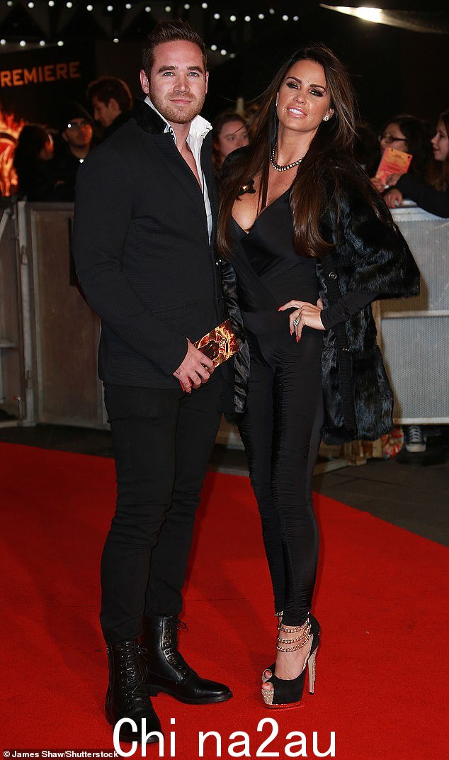 哦不:Katie Price 冒着激怒前夫 Kieran Hayler 的风险分享了他们的两个孩子周四随着一首直白的说唱歌曲跳舞的视频(2014 年的照片)
