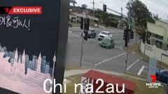 昆士兰警方正在追捕 Commodore 司机，据称他在逃离撞车现场前骑着自行车撞了男孩