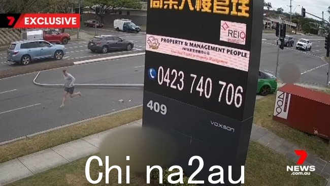 被指控的司机,警方描述为一名 20 多岁的男性,在碰撞发生几秒钟后通过附近的购物中心逃离了现场。图片:7News