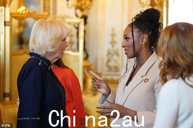 容光焕发:她将深色辫子盘成一个发髻,并选择了容光焕发的妆容