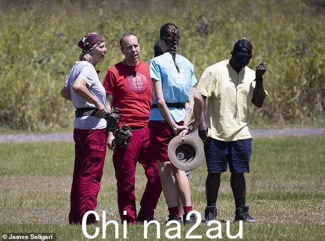 Chin-wag!他们在等待下一个指令时都聊得很开心