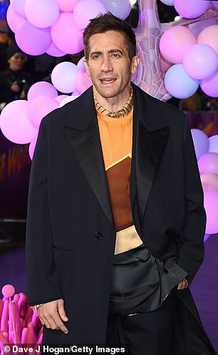 Handsome:Jake 上身搭配橙色和棕色拼色运动衫