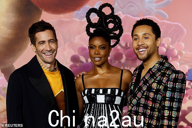 发布:出席的还有电影 Jaboukie Young-White 的明星,他在 Strange World 中扮演 Ethan Clade,穿着一件印花西装外套和喇叭裤组合