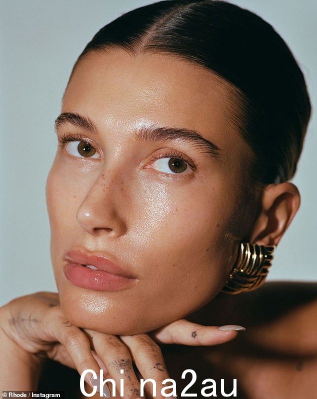 崭露头角的美容大亨:Hailey 最近推出了她自己的 Rhode 护肤系列