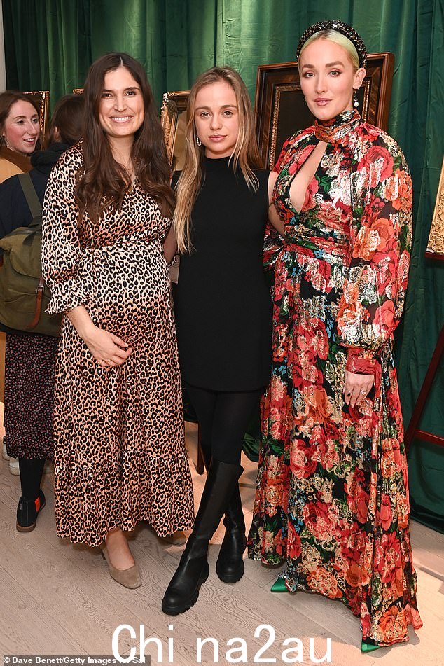 Marine Tanguy、Lady Amelia Windsor 和 Claire Luxton 在 kewellery 发布会上在 Amelia 的画作前摆姿势