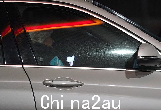 他们说:'当她买完东西后,她坐进了驾驶座,倒车出去,沿着主干道开走了'