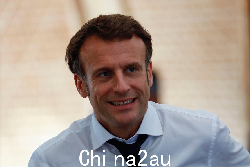 Emmanuel Macron 向左看。