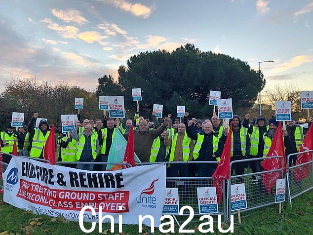大约 350 名为 Menzies 工作的 Unite 成员从凌晨 4 点开始走出来,在 Nene Road 和 Bath Road 交界处的北侧设置了纠察线