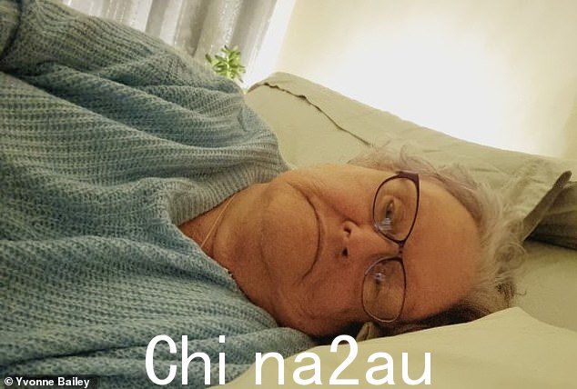 无法继续供暖,Yvonne 不得不裹起来喝热饮以驱散寒冷