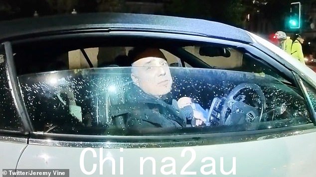 司机见到 Vine 先生似乎很困惑,并告诉他'我叫 Paul,你是个混蛋'