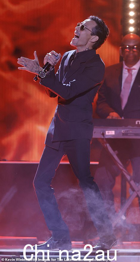 在聚光灯下! Marc(出生于 Marco Muñiz)与 Sergio George 和 Motiff 一起演唱了他的歌曲 Mala,并争夺五个奖杯