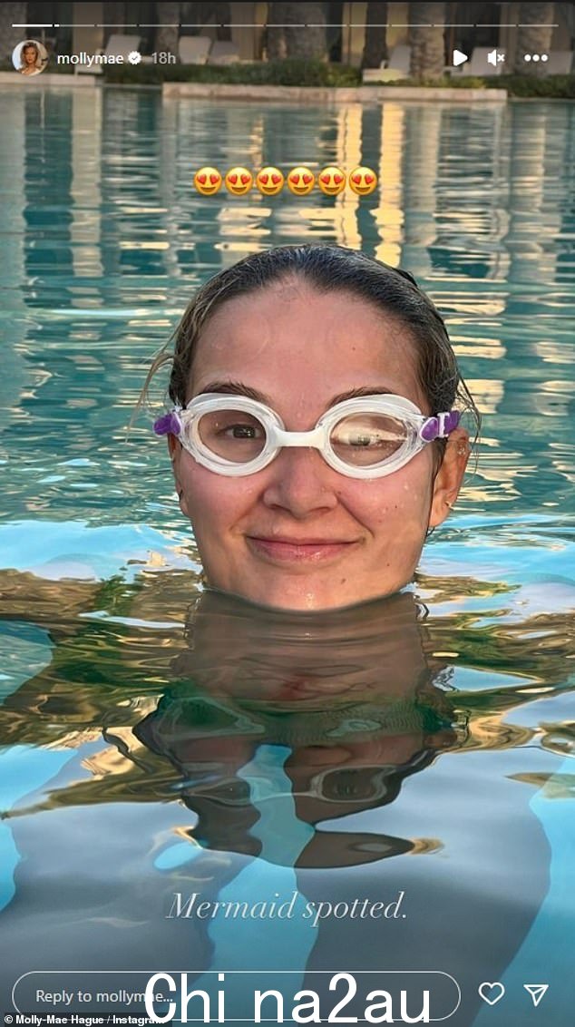 美人鱼氛围:Molly-Mae Hague 在星期四看起来几乎认不出来了,因为她没有化妆,戴着游泳镜,在游泳池里畅游