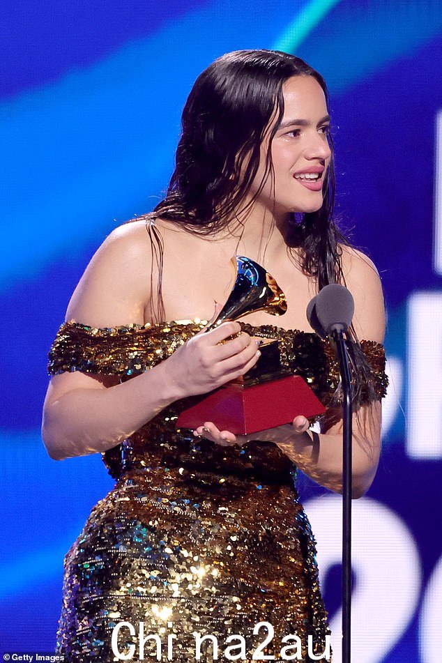 Award: 她补充说:'但这给我带来了很多快乐。感谢您始终支持我的音乐,即使它不断变化'