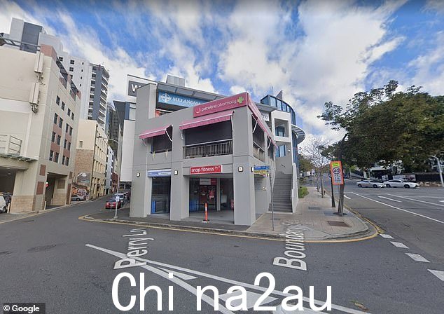 据了解,紧急服务使该男子在约早上 6 点 20 分,他被送往医院,情况危急(如图,Spring Hill Snap Fitness 前面)