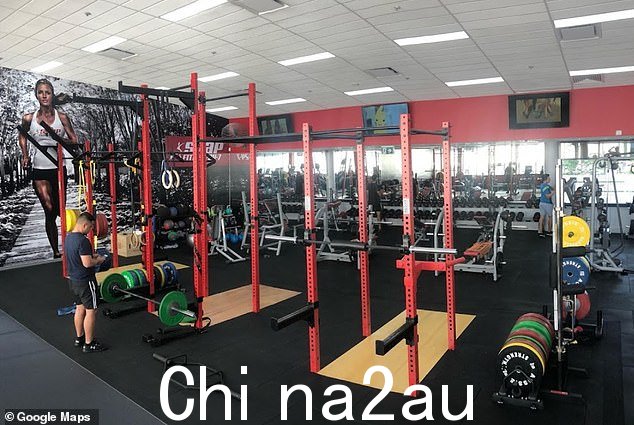 紧急服务人员在早上 6 点之前接到布里斯班内城区 Spring Hill Turbot 街的 Snap Fitness 健身房(上图),此前有报道称一名男子被负重压住