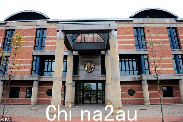 当公众向车内看时,可以看到凯恩“瘫倒”在汽车的驾驶员侧,两腿之间夹着一瓶酒,蒂赛德皇家法院(如图所示) ) heard