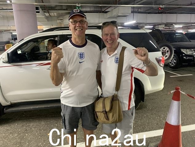 多哈的英格兰球迷 Kevin Fulcher(左)和 Kevin Hall(右)对禁止在世界杯场馆外销售啤酒感到不满