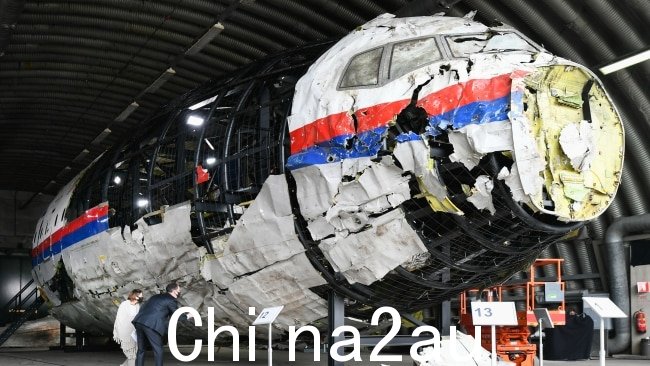 两名俄罗斯男子和一名乌克兰分裂分子在荷兰法院认定他们策划了枪击事件后被缺席谋杀罪名成立2014 年,马来西亚航空公司的航班坠毁,机上人员全部遇难,其中包括 38 名澳大利亚人。图片来源:Getty