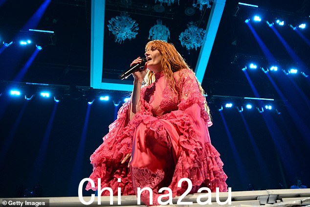 天生的表演者:35 岁的 Florence Welch 周五在伦敦为她的 Dance Fever 巡回演出进行了一场令人瞩目的表演时,身着珊瑚色荷叶边礼服展现了自己的风格