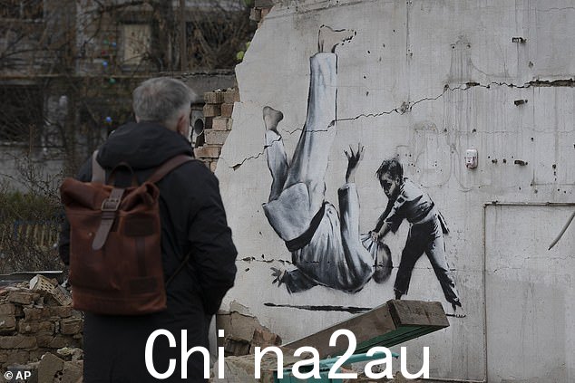 画在被俄罗斯炸弹摧毁的托儿所的墙上,这幅 Banksy 展示了一个孩子投掷一个在柔道比赛中与普京相似的人 - 一项他拥有黑带的运动
