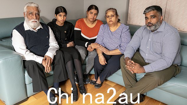 Parminder 的家人(从左到右)Paramjit(父亲)Manmeet,13 岁(女儿)Tarjinder(妻子),Kashmir(母亲)和 Harjinder(兄弟)