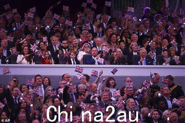7 月在皇宫举行的已故女王白金禧年派对上参加人数众多