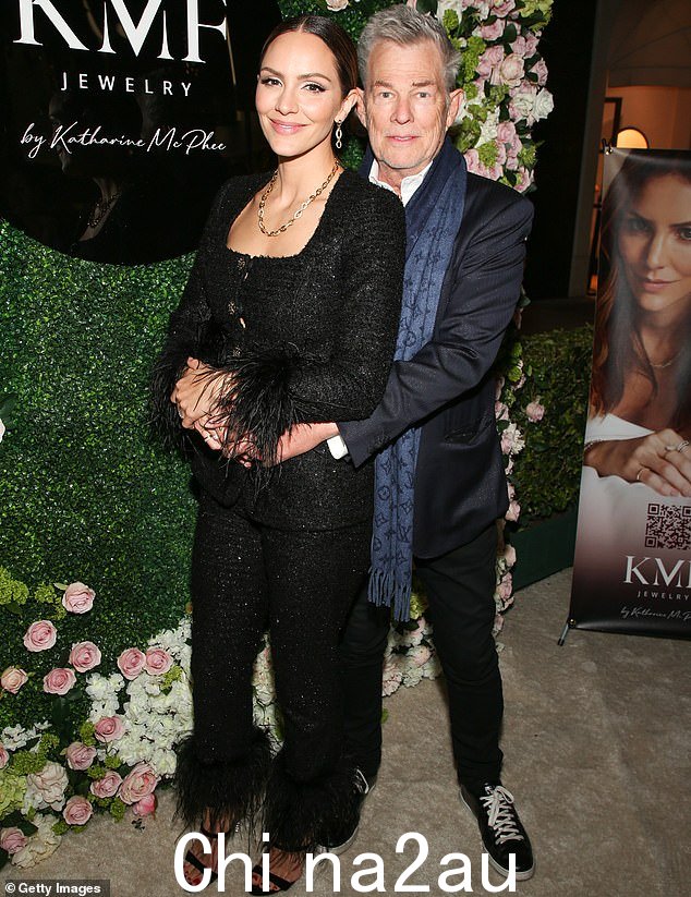 舒适而紧贴:38 岁的凯瑟琳·麦克菲 (Katharine McPhee) 和她 73 岁的音乐大亨丈夫大卫·福斯特 (David Foster) 周四在比佛利山庄举行的 Rodeo Dr 亮灯仪式上看起来一如既往地恩爱” =
