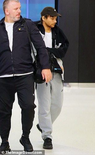 受伤:周四,30 岁的路易斯·汤姆林森 (Louis Tomlinson) 自从在纽约摔断手臂后第一次被拍到