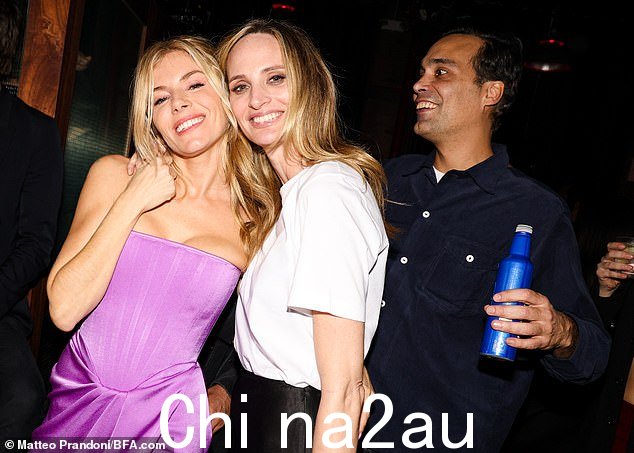 出门在外:Sienna 与美国社交名媛 Lauren Santo Domingo 一起聚会时心情很好