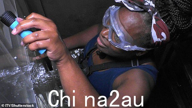 面对她的恐惧:我是名人的 Charlene White 在周五晚上与男孩乔治一起参加 Bushtucker 审判时被看到惊恐地尖叫