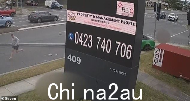视频显示一辆汽车据称闯红灯,然后撞上一名 12 岁男孩,司机(左)逃离现场